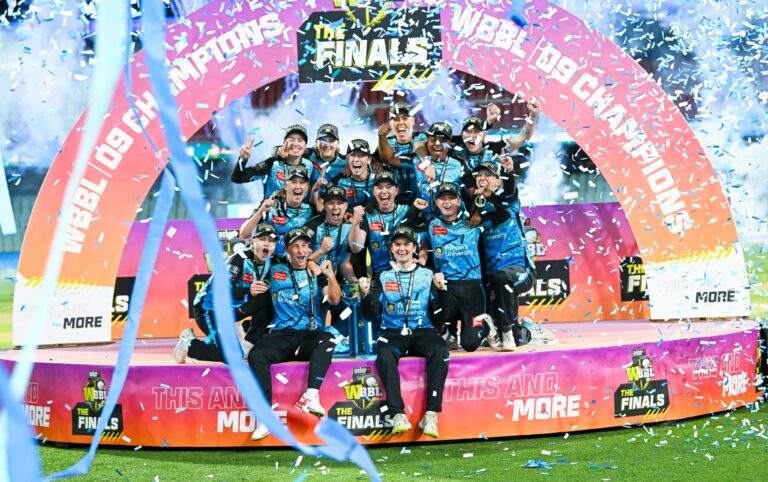 බිග්බෑෂ් කාන්තා ශූරතාව Adelaide Strikers පිලට