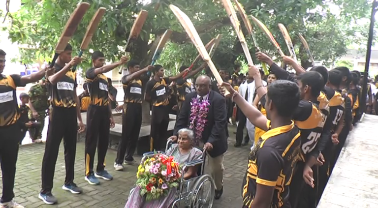 අරවින්දට උගත් පාසලෙන් උපහාර – මවත් රෝද පුටුවෙන් එයි