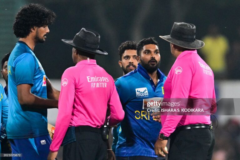 වනිඳුට තරග දෙකක තහනමක්