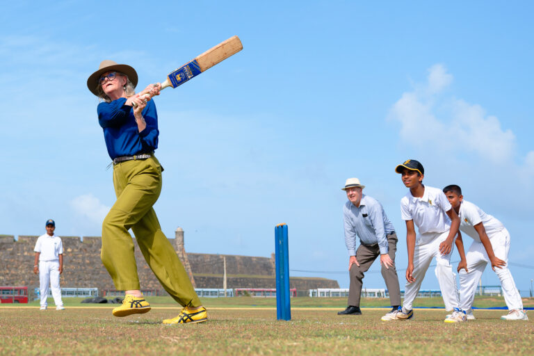 ගාල්ලේදී ක්‍රිකට් ගැසූ ඔස්ට්‍රේලියා අග්‍රආණ්ඩුකාරවරිය – PHOTO